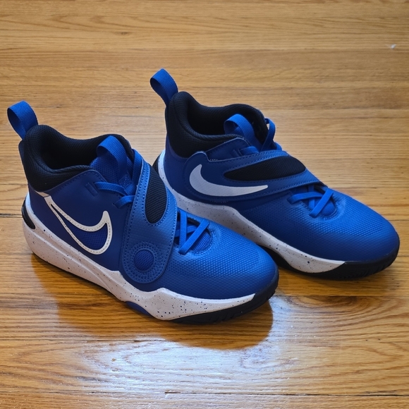 Nike Team Hustle D 11 Big Kids' Basketball Shoes - Picture 1 of 10